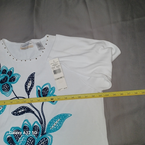 Alfred Dunner New Women Size 1X White Top with Blue Floral Embroidery - Picture 10 of 10